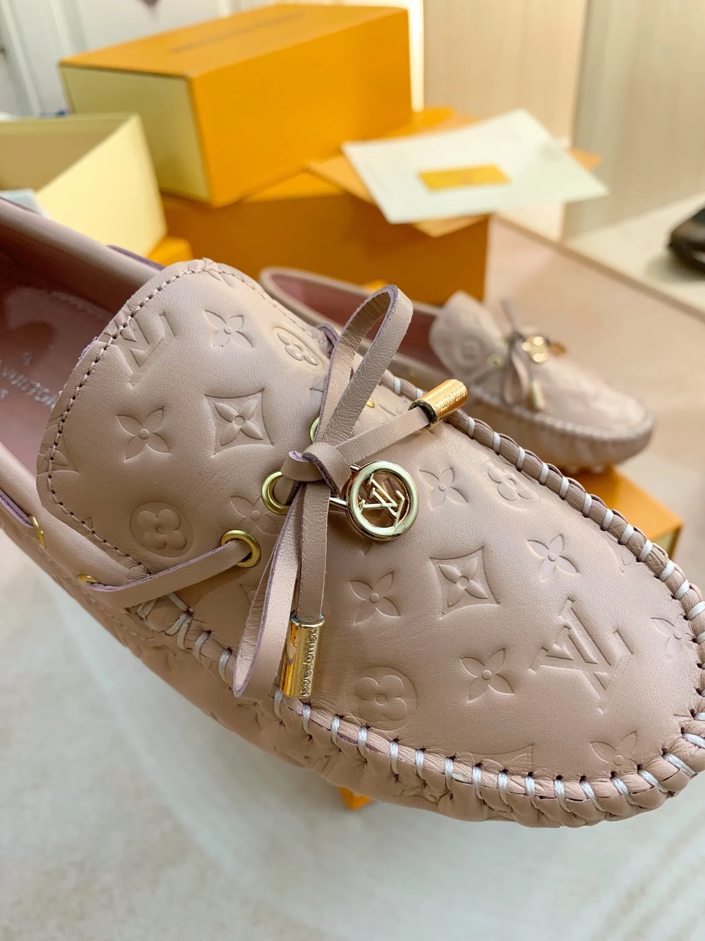 p460💰Couple model❤️🇫🇷 𝙇𝙤𝙪𝙞𝙨 𝙑𝙪𝙞𝙩𝙩𝙤𝙣 🇫🇷Louis Vuitton 2023 Classic𝓛𝓿 𝓣𝓻𝓪𝓲𝓷𝓮𝓻 Sports Series ➪➪➪¯ [Arizona Doudou Shoes Series] ▪️▪️▪️Arizona slip-on shoes are made of Monogram Eclipse canvas. Its hand-painted and dyed edges and hand-sewn uppers fully demonstrate Louis Vuitton's traditional shoemaking craftsmanship. This slip-on shoe is very lightweight. The integrated tongue and upper make it particularly comfortable and flexible. The soft outsole is equipped with rubber padding. Decorated with matching sash. Detailed features: ☑️Monogram Eclipse canvas ☑️Black Eclipse pattern ☑️Hand-painted shoe edges ☑️Hand-sewn uppers (each pair takes time to process) ☑️Integrated tongue and upper construction ☑️Outsole equipped with rubber lining ☑️size: 35_46